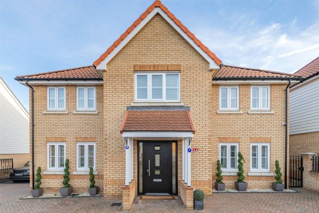 5 bed property, in Sparrow Drive, £700,000