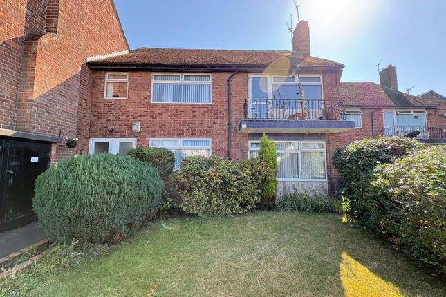 2 bed property, in Altway Court, £135,000