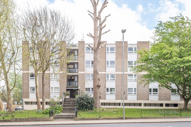 2 bed property, in Putney Hill, £275,000
