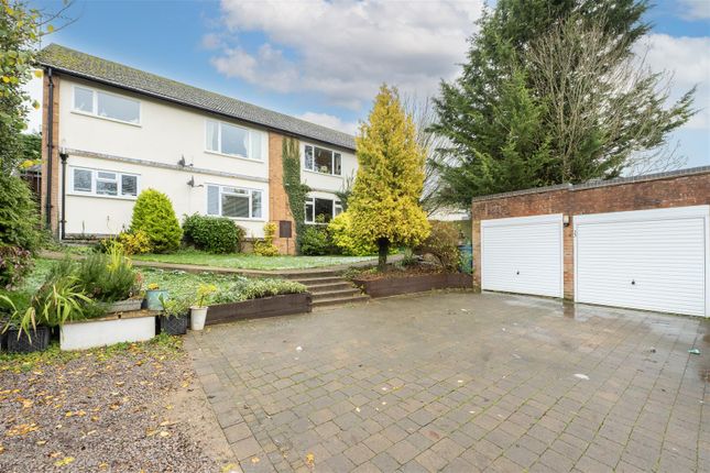 2 bed property, in Hill Close, £350,000