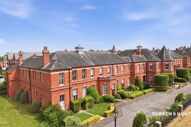 2 bed property, in Richmond Drive, £450,000