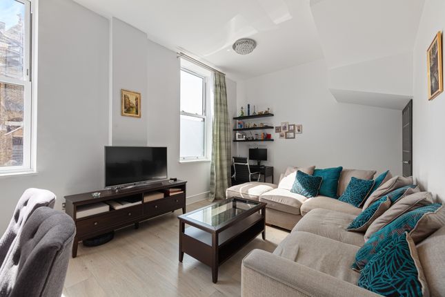 2 bed property, in Huntley Close, £600,000