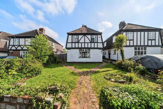 3 bed property, in Hayes Way, £800,000