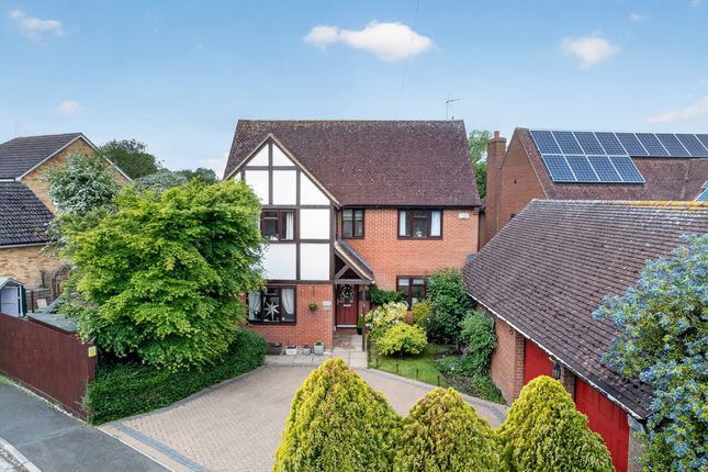 4 bed property, in Pond Close, £700,000