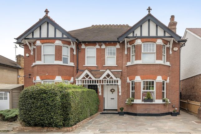 3 bed property, in Hide Road, £675,000
