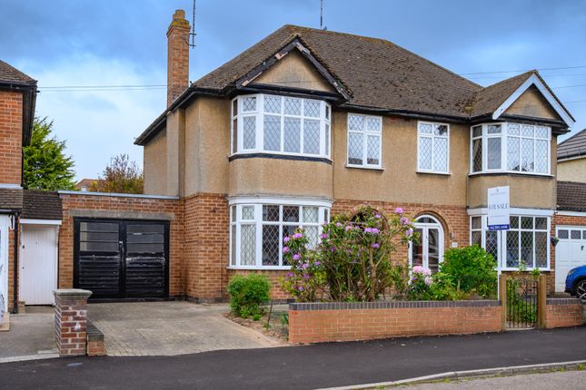 3 bed property, in Arnold Avenue, £350,000