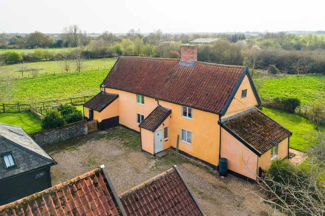 5 bed property, in Wyverstone, £900,000
