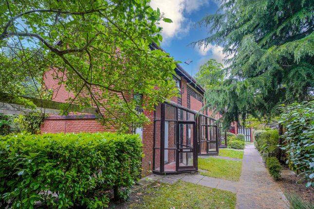 2 bed property, in Spinney Gardens, £465,000
