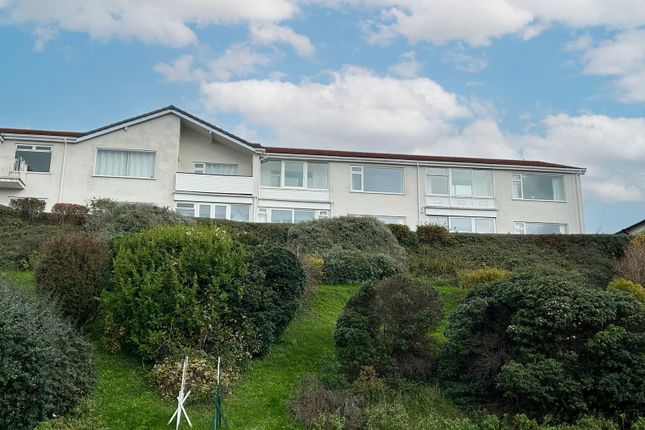 2 bed property, in Warren Drive, £269,950