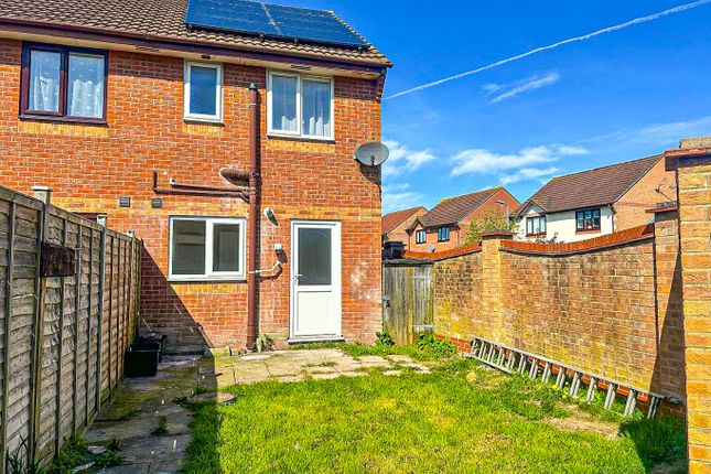 2 bed property, in Clipper Close, £175,000