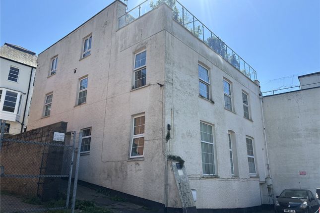 1 bed property, in Avenue Road, £97,500