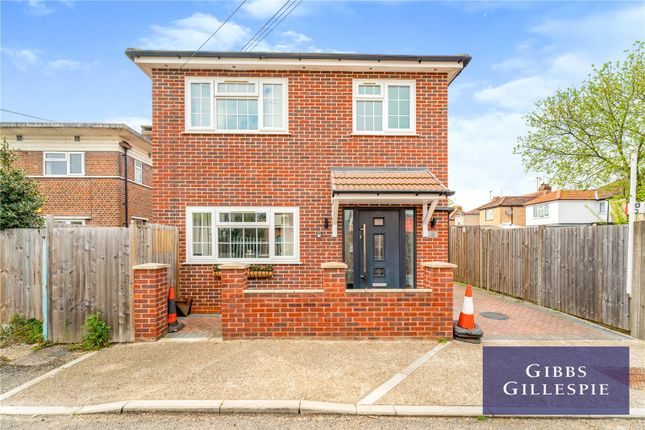 3 bed property, in School Approach, £575,000