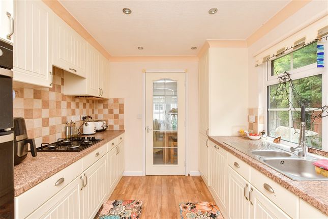 2 bed property, in Faversham Road, £150,000