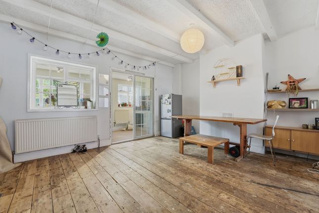2 bed property, in Hanover Street, £320,000
