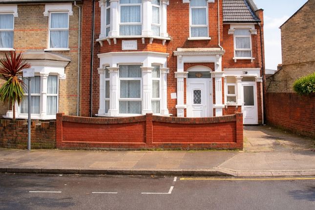 5 bed property, in Ruskin Avenue, £599,555