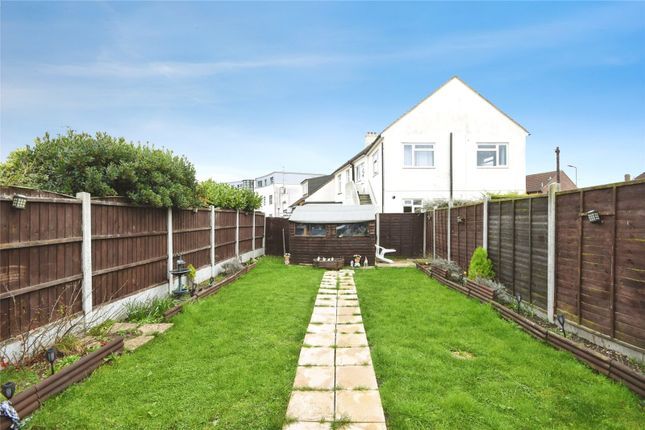 1 bed property, in Petresfield Way, £275,000
