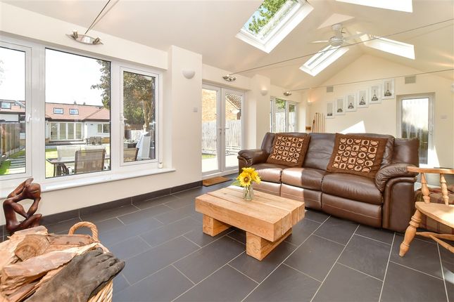 5 bed property, in Townmead Road, £750,000