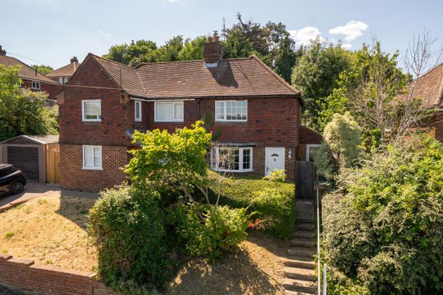 2 bed property, in Guildford, £400,000