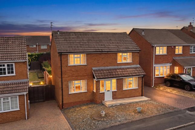 3 bed property, in Newark Close, £305,000