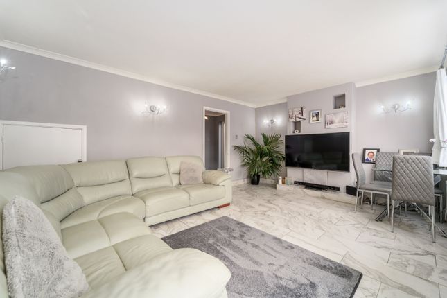3 bed property, in Clockhouse Lane, £485,000