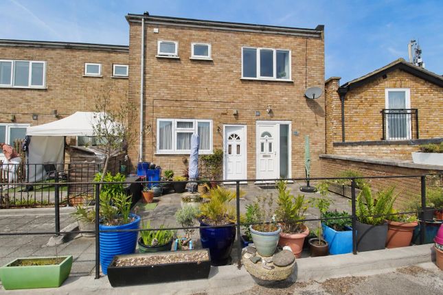 1 bed property, in Cheshunt Centre, £200,000