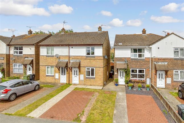2 bed property, in Beazley Court, £240,000