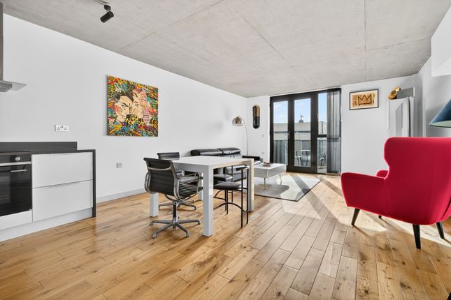 1 bed property, in Dalston Lane, £500,000