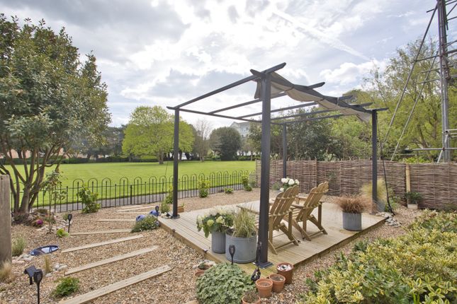 2 bed property, in Augusta Gardens, £329,950