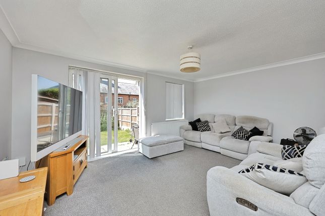 3 bed property, in Blacksmiths Way, £270,000