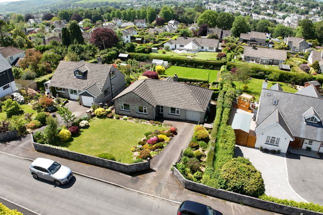 3 bed property, in Deer Park Crescent, £495,000
