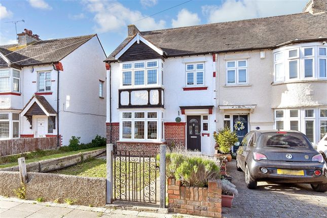 3 bed property, in The Fairway, £400,000