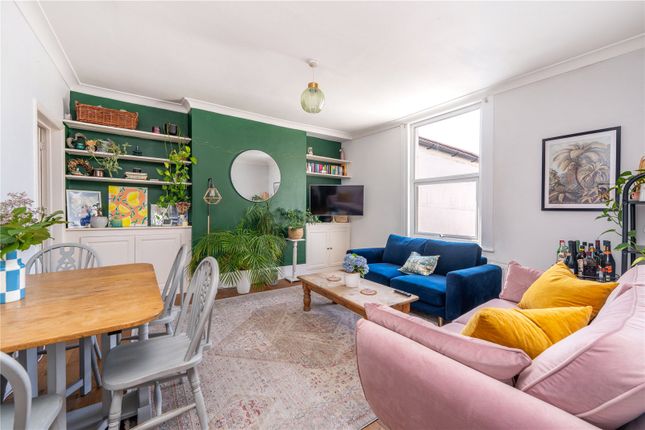 2 bed property, in Hanworth Road, £375,000