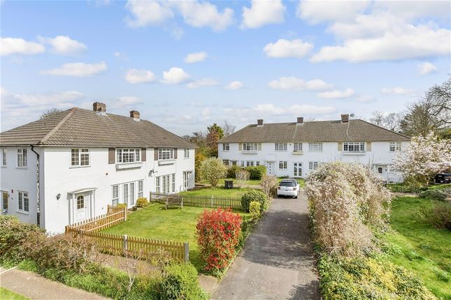 2 bed property, in Campden Road, £200,000