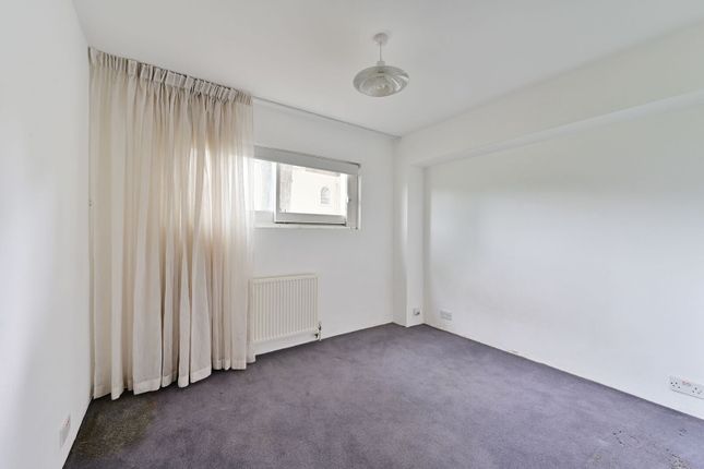 2 bed property, in Mortlake High Street, £475,000