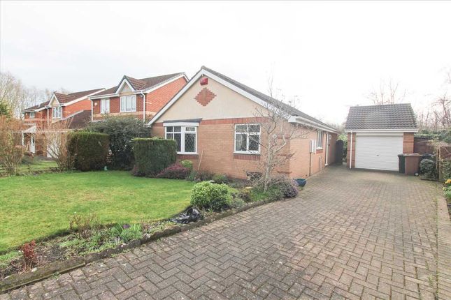2 bed property, in Oakley Drive, £250,000