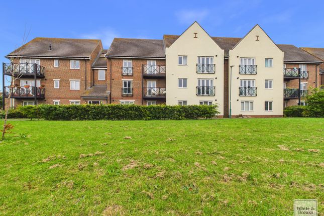 2 bed property, in Broom Field Way, £210,000