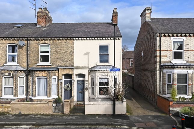 2 bed property, in Neville Terrace, £300,000