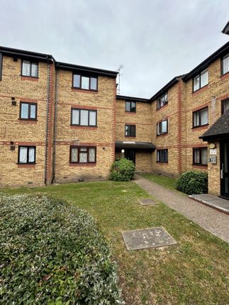 1 bed property, in Milestone Close, £205,000