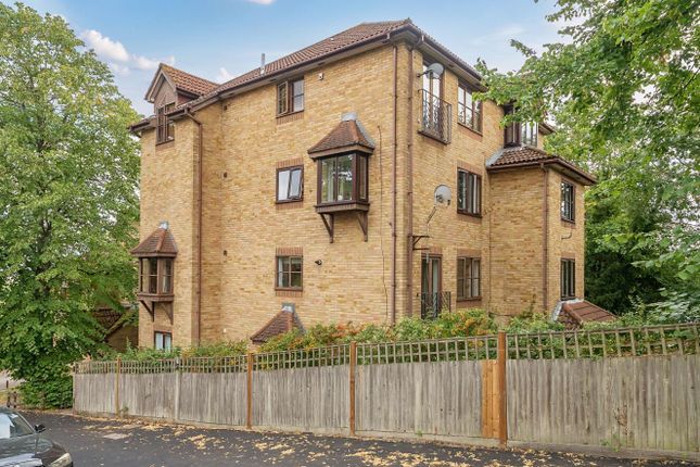1 bed property, in Maria Ct, £160,000