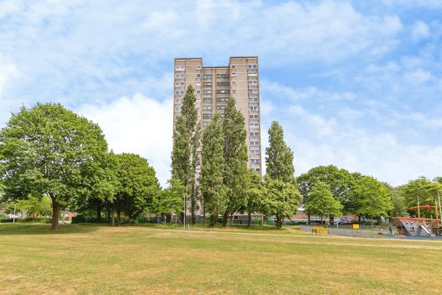 2 bed property, in Harrow Court, £160,000