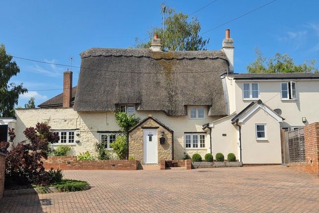 2 bed property, in High Street, £265,000