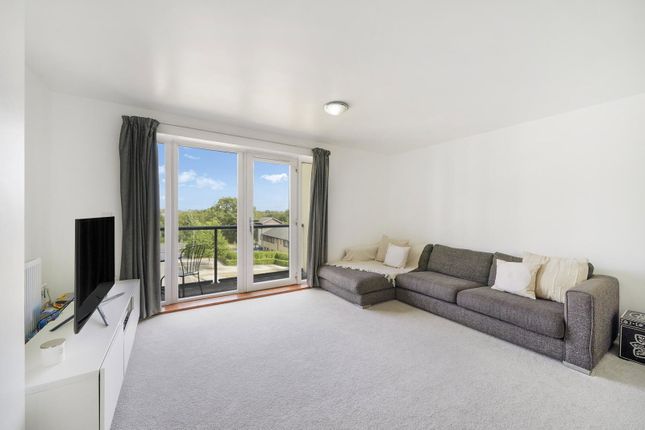 2 bed property, in Peacock Close, £425,000