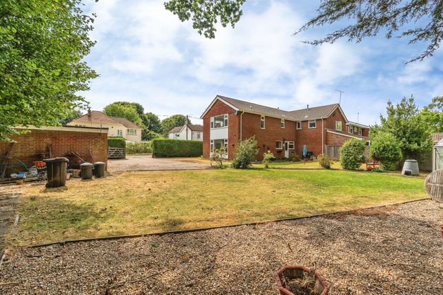 3 bed property, in Pooks Green, £475,000