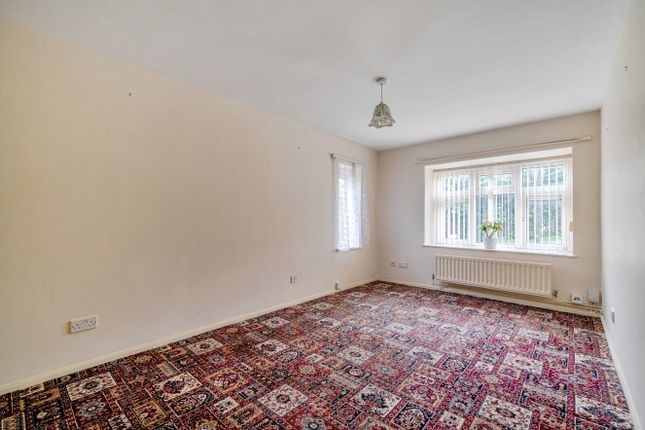 1 bed property, in Mead Close, £100,000