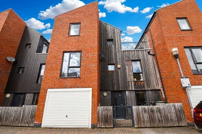 2 bed property, in Markendale Place, £250,000