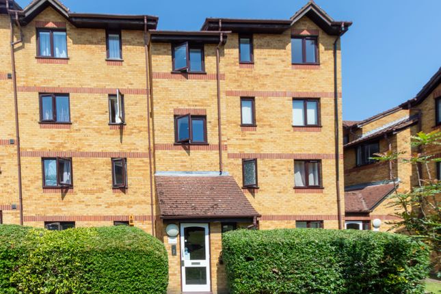 2 bed property, in Cornmow Drive, £350,000