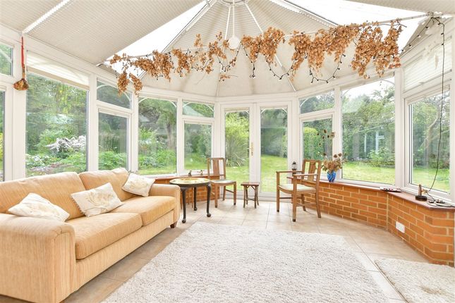 4 bed property, in Hill Avenue, £800,000