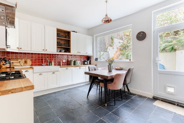 2 bed property, in Ambra Vale East, £500,000