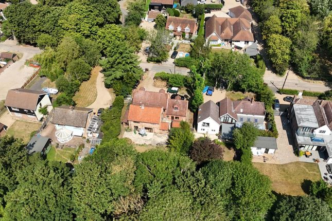 6 bed property, in The Lane, £975,000