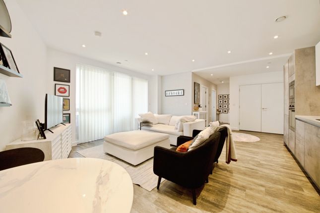 2 bed property, in Drydock Square, £375,000